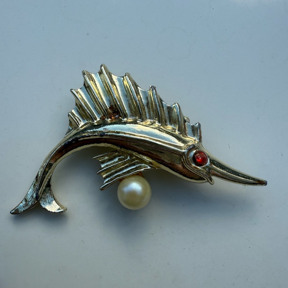 Vintage Gold Tone Marlin Fish‎ Brooch Red Rhinestone Eye Faux Pearl Pin